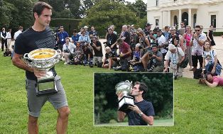 Federer `Mejeng` di Luar Gedung Parlemen Australia, Ini Maksudnya ....